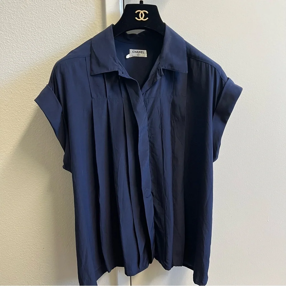 CHANEL Vtg 90’s Short Sleeve Navy Blue Silk Pleated Draped Button Blouse Y2K M